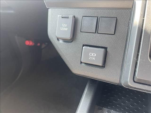 USB入力端子付きです！車の中で携帯の充電が出来ます！