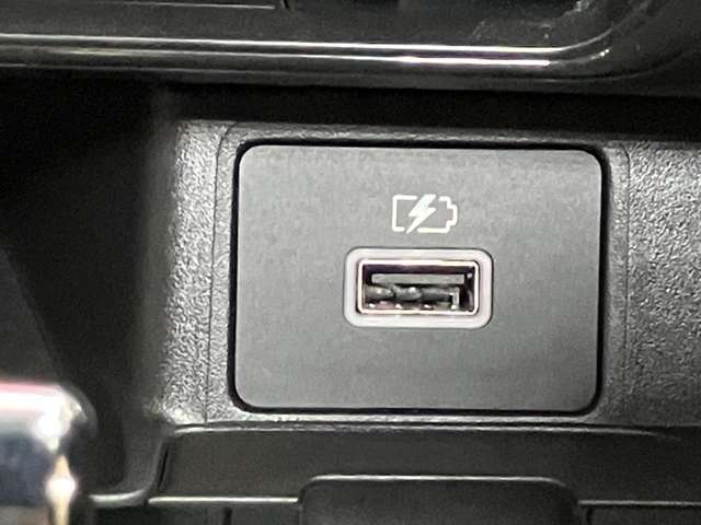 【USB電源ソケット】バッテリーが少なくなっても大丈夫！携帯やゲーム機などUSBにつないで車内で充電ができます！