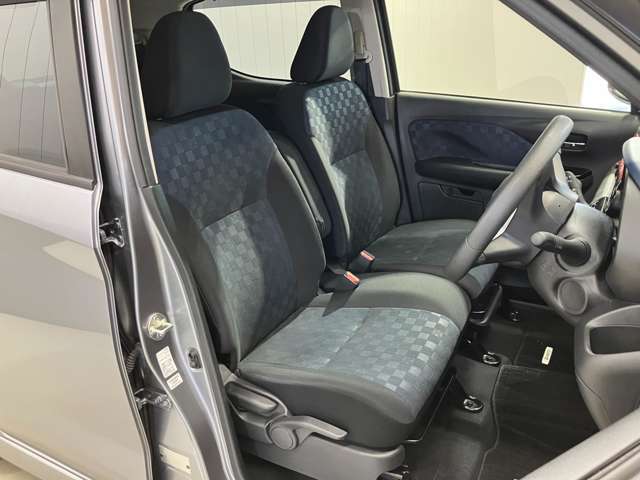 【運転席・助手席転席】運転席の足もともゆったりで長距離ドライブでも快適に★