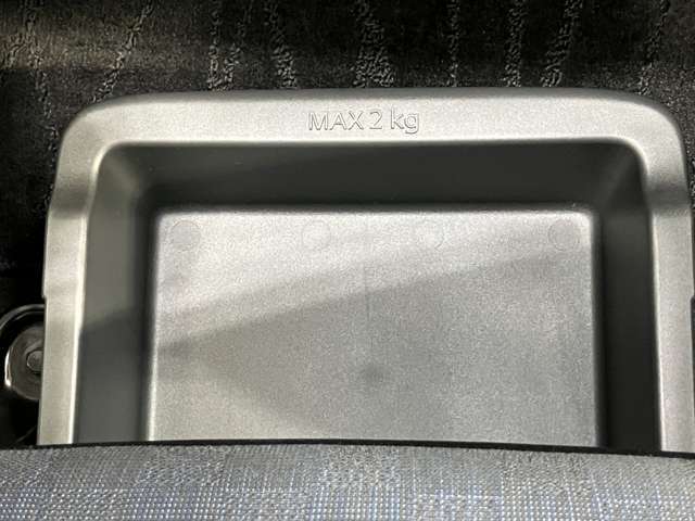 【助手席シートアンダーボックス】運転用の替え靴や、車内に常備したいこども用品、着替えた服などを収納できます★