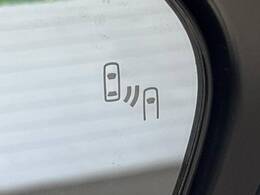 【ブラインドスポットモニター】走行中、ドアミラーの死角になりやすい箇所に後続車が接近するとサイドミラーのレンズに警告を表示！ドライバーに注意喚起をしてくれます。