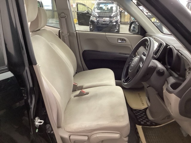 運転席は、大きな座面と包み込むような背もたれがドライバーの身体全体をしっかり支えます。上質なシート素材と座り心地のよいクッションを採用し、長時間の運転やコーナーの多い道も快適です。