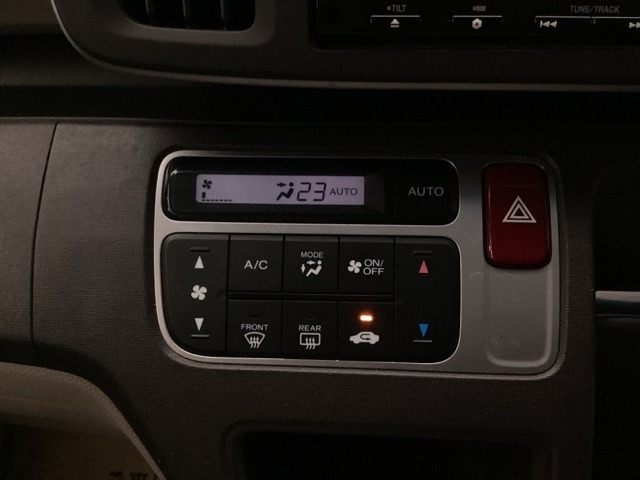オートエアコンで、毎日のドライブを快適に。温度、風量を自動で調整し、理想的な車内環境を提供します。