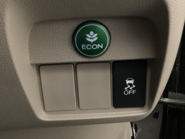 【eコンスイッチ】低燃費運転をサポートするECONモード。スイッチをONすると、エンジンやトランスミッション、A/Cなどを協調制御し、燃費の向上に貢献。エコドライブの効果を高めます。