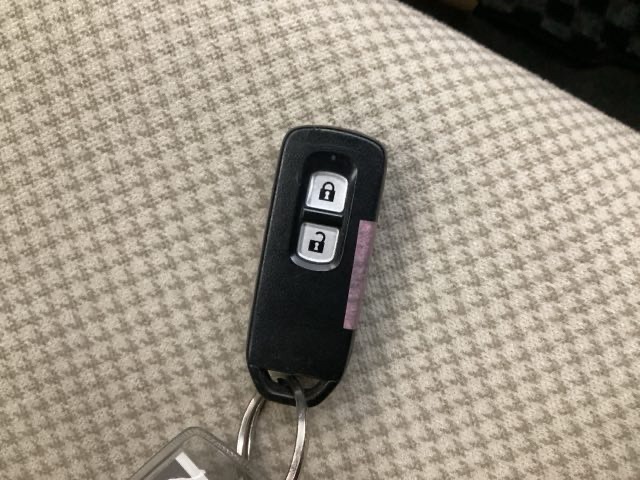 スマートキーは荷物を持っている時でも、キーを取り出さずドアの施錠・開錠ができます。