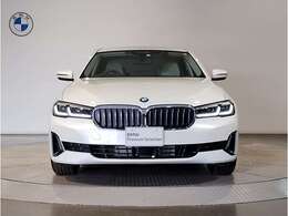 ☆BMWの代名詞とも言える【キドニーグリル】一目見ただけでBMW車であると認識できる確固たるアイコンとして存在感を放ちます☆