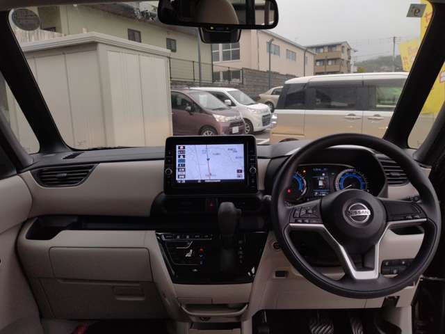 スタイリッシュなインパネ周りです！運転の際、常に目にする部分は、シックにまとめた飽きの来ないデザインが人気です！