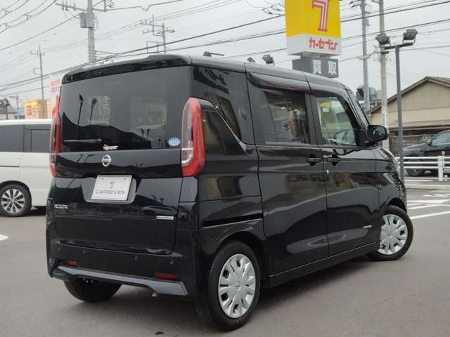 【横滑り防止装置】『急なハンドル操作時や滑りやすい路面を走行中に車両の横滑りを感知すると、自動的に車両の進行方向を保つように車両を制御します。』