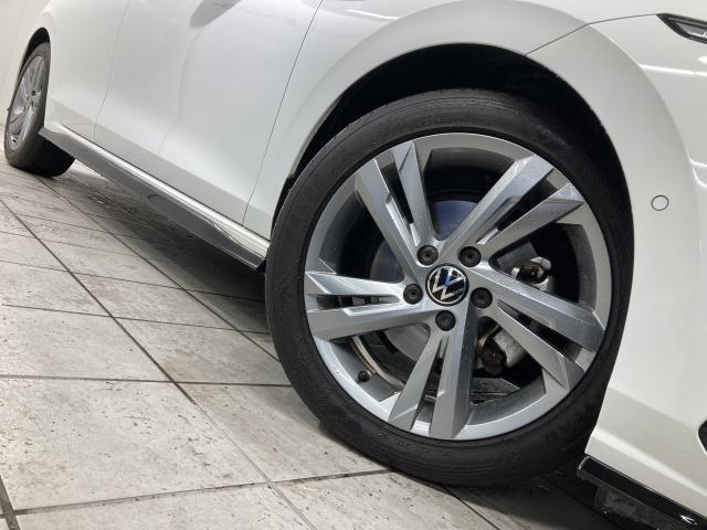 ◆純正アルミ◆『こだわりを持ってモデル別にデザインされています。足元のデザインはクルマの印象を大きく変えますが、グレードのイメージに合うように考えられております。』