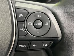 【レーダークルーズコントロール】高速道路での長距離走行が楽に！！自動で速度を保つクルーズコントロールが、衝突軽減システムと連携し、前方の車両を感知して車間を保つように速度調節してくれます！！