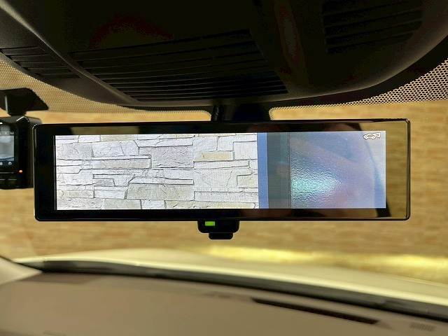 【デジタルインナーミラー】を搭載しております。車両後方のカメラ映像をミラー面に映し出すので、車内の状況や、天候などに影響されずいつでもクリアな後方視界が得られます。
