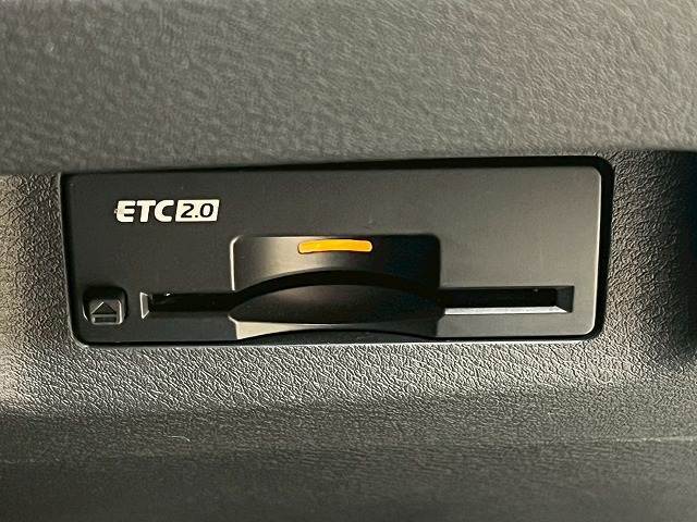 【ETC車載器】を装備しておりますので、ご納車直後からの遠距離ドライブも可能です。土日の利用料金の割引や、朝夕の通行料金を割引料金で高速道路をお楽しみいただけます。