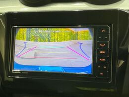 【バックカメラ】駐車時に後方がリアルタイム映像で確認できます。大型商業施設や立体駐車場での駐車時や、夜間のバック時に大活躍！運転スキルに関わらず、今や必須となった装備のひとつです！