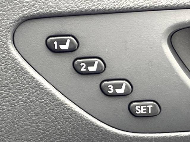 【メモリー機能付きパワーシート】ドライバーごとに設定したシート位置を記憶して、ボタン一つで切り替えできる便利な機能！運転する方が複数名いらっしゃるご家庭におすすめです♪