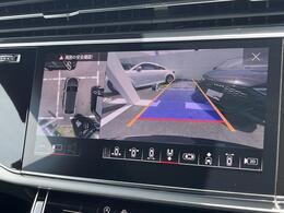 【サラウンドビューカメラ】4台の広角カメラで自車の全周囲360度を捉え、様々な角度からの映像を映し出すことで、駐車時の操作をより簡単に行えます。