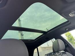 ●パノラマサンルーフ『高級車の代名詞サンルーフ。室内が開放感ある空間となりお子様にも人気の装備となっております。