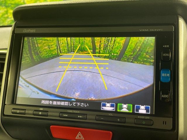 【バックカメラ】駐車時に後方がリアルタイム映像で確認できます。大型商業施設や立体駐車場での駐車時や、夜間のバック時に大活躍！運転スキルに関わらず、今や必須となった装備のひとつです！