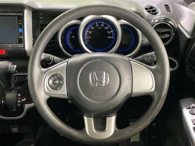インテリアに合わせたデザインのステアリングは、運転される方のことも考え、運転しやすい形状、大きさです。是非一度、実際に触ってお確かめください。