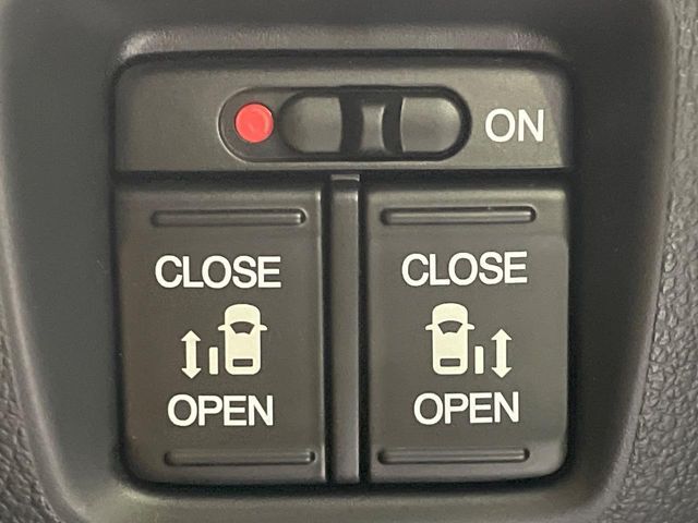 【両側パワースライドドア】スマートキーや運転席のスイッチで後席両側スライドドアの開閉が可能♪電動だから力を入れてドアを開ける必要が無く、小さなお子様でも簡単に開け閉めでき快適です♪
