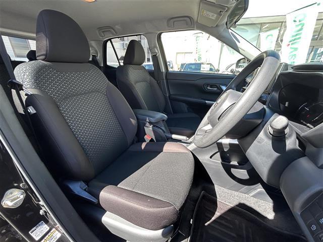 こちらは運転席のシートです。納車前には自社でしっかりクリーニングを行います。また、『AD除菌やシート撥水コーティング（別途料金）』などの、クリーニングメニューもご用意しております。