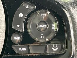 【アダプティブクルーズコントロール】高速道路での長距離走行が楽に！！自動で速度を保つクルーズコントロールが、衝突軽減システムと連携し、前方の車両を感知して車間を保つように速度調節してくれます！！