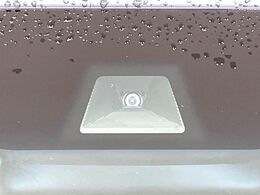 【ホンダセンシング】走行中に前方の車両等を認識し、衝突しそうな時は警報とブレーキで衝突回避と被害軽減をアシスト。より安全にドライブをお楽しみいただけます。