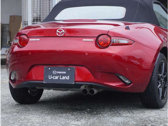 オープンカーならではの開放感。軽さを突き詰めたソフトトップは座ったままでも簡単に開け放てる。そのまま走り出せばどんなシーンでも穏やかで気持ちのいい風を楽しめます。