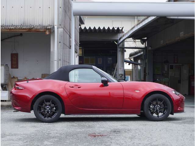 誰もがひと目で意のままの走りを直感できる理想のボディディメンションとスポーツカーとしての美しさを追求。全長は短く、全高は低く、ホイールベースはショートにして徹底的にボディの無駄を削ぎ落としています。