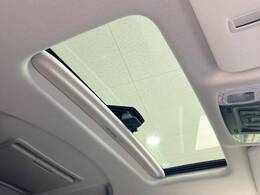 【サンルーフ】開放感たっぷりの希少装備、サンルーフが装着されています！車内に明かりを取り入れたり景色を楽しむ以外にも、車内の空気も簡単に換気できて快適です！
