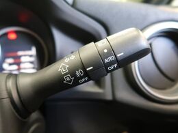 【オートライト】周りの明るさに応じて自動でヘッドライトの点灯・消灯ができる機能です！ライトの付け忘れ・消し忘れなどが無くなり、雨の日や夕方の走行も安心！トンネル通過時も便利ですね
