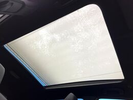 【ガラスルーフ】ガラスルーフ搭載で車内の解放感が一気にアップ！開放的なドライブをお楽しみいただけます。