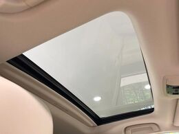【サンルーフ】開放感たっぷりの希少装備、サンルーフが装着されています！車内に明かりを取り入れたり景色を楽しむ以外にも、車内の空気も簡単に換気できて快適です！