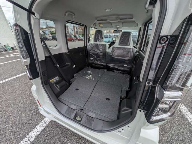 リアシートを倒すとこんなに広い空間が生まれます☆じゃんじゃん荷物を積んじゃって下さい(^o^)