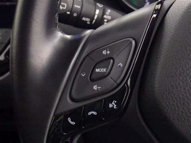 ステアリングスイッチ装備！運転しながら手元でオーディオの操作などができます。