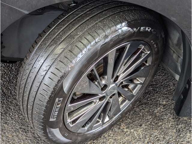 お車にとって大切なタイヤ！ご覧の通りしっかり溝も残っています！引き続き安心してお乗りいただけます♪