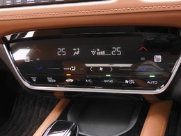 オートエアコンは温度を設定すれば自動で快適な状態をキープしてくれるので運転中の温度操作が減り安全面でも安心ですね。