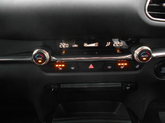 車内温度を設定すれば温度・風量と自動に設定してくれるオートエアコンはとっても便利な装備ですね♪運転席・助手席には冬場にはありがたいシートヒーターが付いてます☆