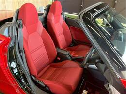 各種ブランドのシートカバーの取り扱いもございます。また、弊社オリジナルフロアマットもご用意しております。自慢の愛車をアレンジしてみてはいかがでしょうか。