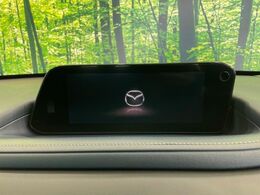 【8.8インチマツダコネクト】車内の雰囲気にマッチした大型のディスプレイ。スマホ接続でのナビ使用やBluetooth再生等、様々な機能が楽しめます。直感的なダイヤル操作が可能で、使い勝手も良好です。