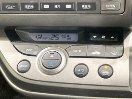 【オートエアコン】一度お好みの温度に設定すれば、車内の温度を検知し風量や温度を自動で調整。暑い…寒い…と何度もスイッチ操作をする必要はありません。快適な車内空間には必須の機能ですね♪