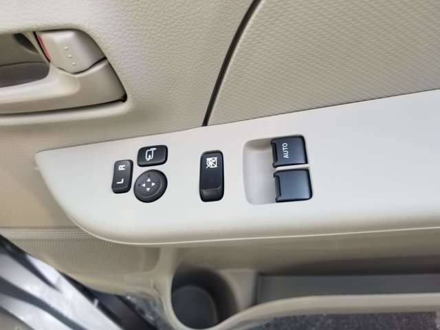 ☆お車についた傷やヘコミ、事故の修理もハヤシにお任せください。自社鈑金工場で修理ができますの安心です☆