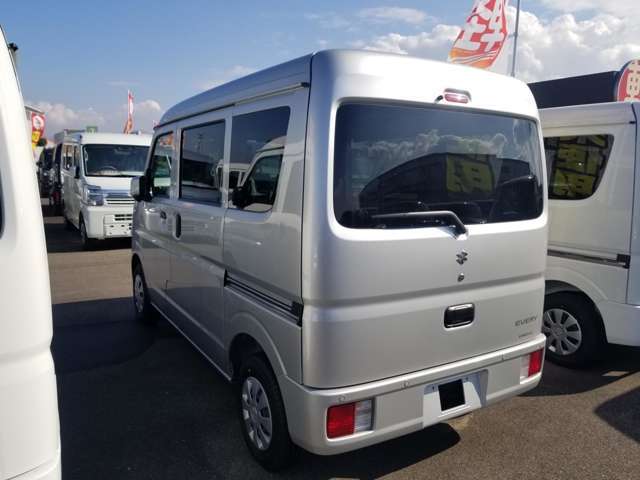 ☆お車についた傷やヘコミ、事故の修理もハヤシにお任せください。自社鈑金工場で修理ができますの安心です☆
