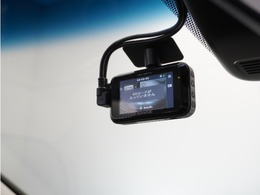 ◆社外製ドライブレコーダー◆映像・音声などを記録する自動車用の装置です。　もしもの事故の際の記録はもちろん、旅行の際の思い出としてドライブの映像を楽しむことができます。