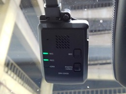 万が一の事故はもちろん快適で安全なドライブの必需品 純正ドライブレコーダーがフロントに付いています。