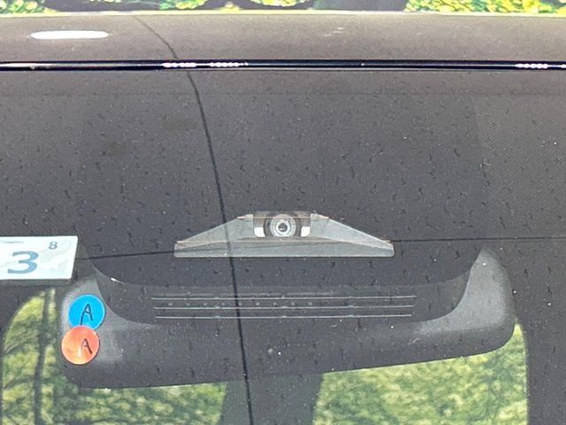 【プリクラッシュセーフティ】前方の車両等を検知し、衝突しそうな時は警報で注意を促し、ブレーキを踏む力をサポート。ブレーキを踏めなかった場合は衝突被害軽減ブレーキが作動、衝突回避をサポートします。