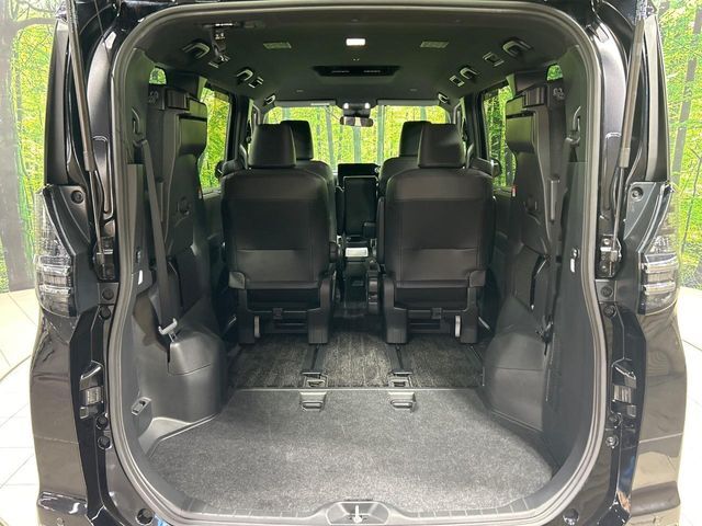 後席を格納すると、これだけの広さが！シーンに合わせたシートアレンジで、大きな荷物も積むことが出来ます♪