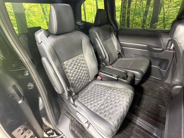 二列目中央はウォークスルーとなっております。二列目と三列目の移動や乗り降りがとっても楽になるので、乗り降りの際もストレスを感じることはありません♪