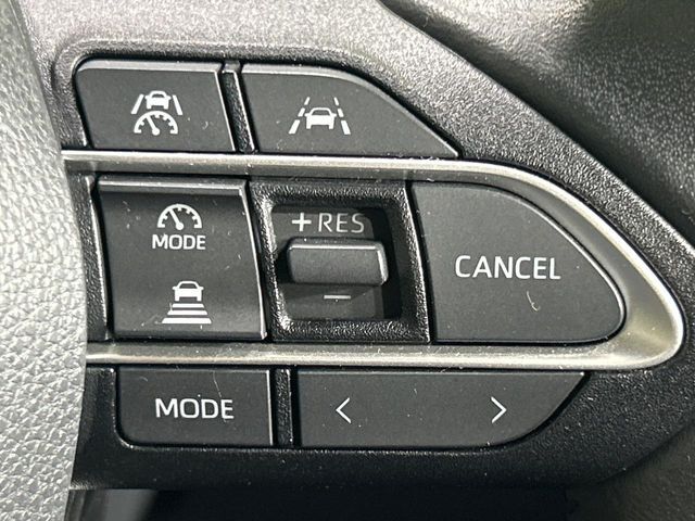 【レーダークルーズコントロール】高速道路での長距離走行が楽に！！自動で速度を保つクルーズコントロールが、衝突軽減システムと連携し、前方の車両を感知して車間を保つように速度調節してくれます！！