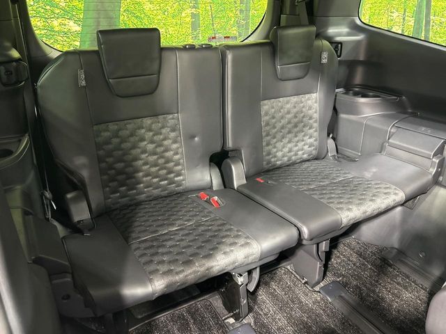3列目シートはもちろん状態良好☆大人でもゆったりと座って頂けますので、大人数でのお出かけもラクラクです♪ご家族で、気の知れた仲間で、ドライブに行くのが楽しみですね♪