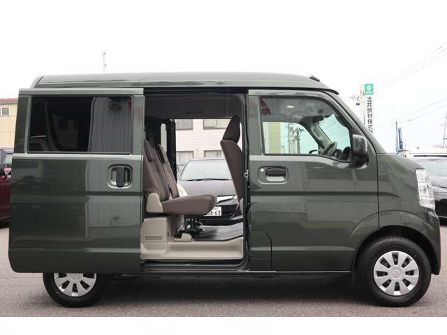 荷物の出し入れラクラク。両側スライドドア☆